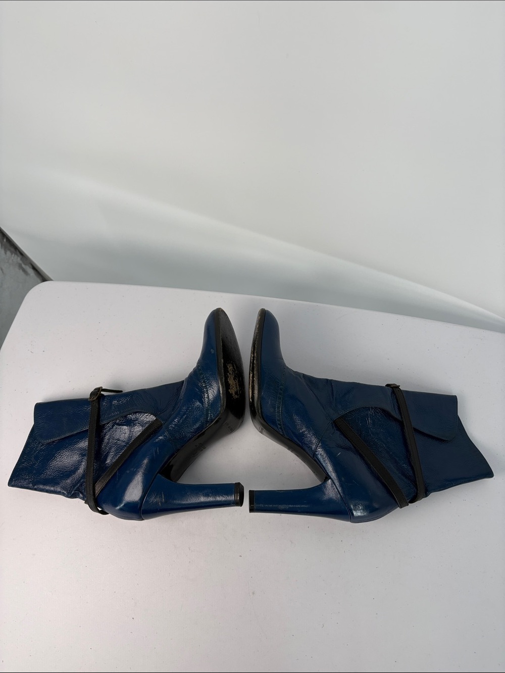 ✂️ Marc Jacobs blue shiny Leather High-Heel Ankle Boots with Black Strap - Picture 9 of 12
